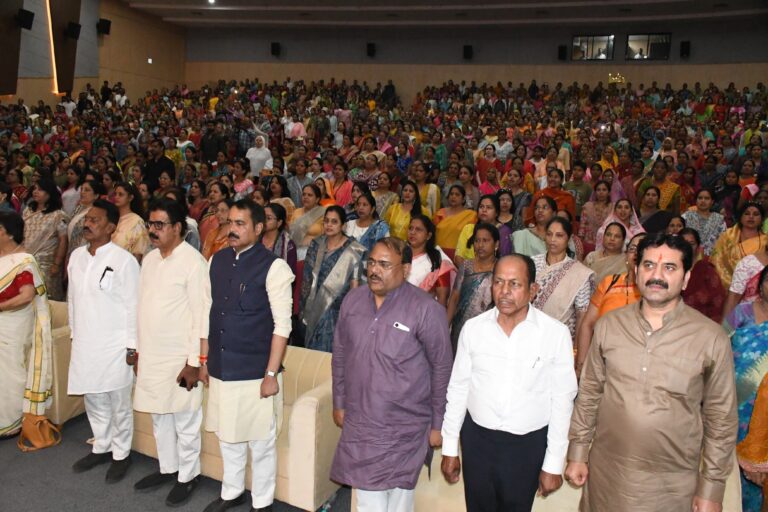 इंदौर में नारी शक्ति वंदन सम्मेलन सम्पन्न ; मातृशक्ति ने नारी शक्ति वंदन अधिनियम लागू करने पर पीएम मोदी औरमुख्यमंत्री डॉ. यादव का माना आभार ; 33 प्रतिशत आरक्षण देकर महिलाओं का मान बढ़ाया,नारी शक्ति की यह अद्वितीय जीत- मुख्यमंत्री