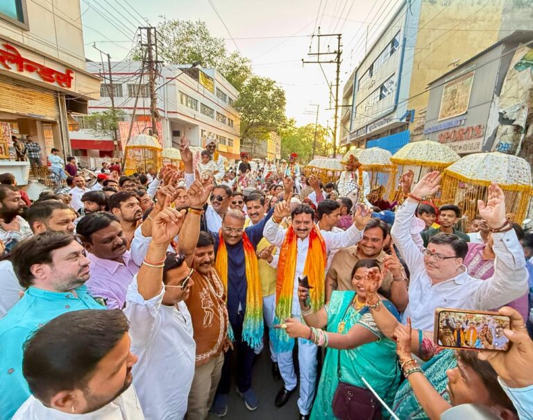 इंदौर /सर्वजातीय सामूहिक विवाह सम्मेलन सम्पन्न :विवाह सम्मेलन का पूरा खर्च विधायक गोलू शुक्ला ने उठाया -विधायक ने वैदिक रीति रिवाज से किया कन्यादान