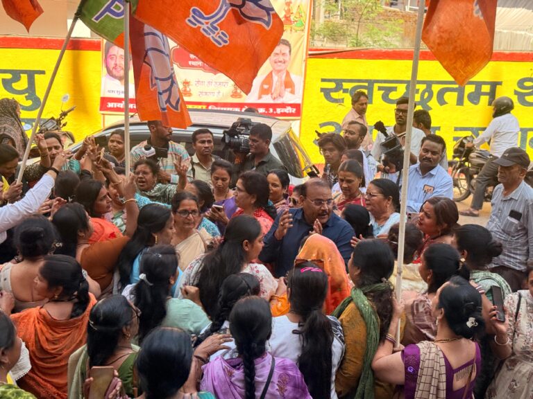 इंदौर /नारी शक्ति वंदन पर भाजपा कार्यालय में मना जश्न, महिला कार्यकर्ताओं ने एक दूसरे को मिठाई खिलाई, हर्ष नृत्य किया – इस बिल से महिला राष्ट्र का नेतृत्व करेगी – सुमित मिश्रा