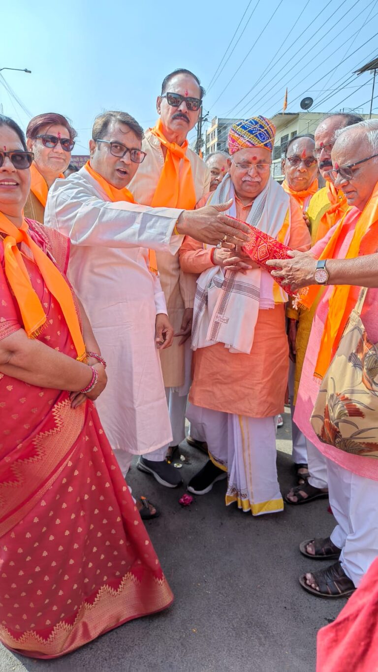 रतलाम/श्री सर्वब्राह्मण सभा ने निकाला चल समारोह : सफेद, गुलाबी व पीला परिधान व केसरिया दुपट्टे के साथ निकले समाजजन