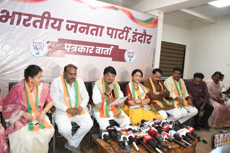 मप्र/भाजपा कार्यालय इंदौर में पत्रकार -वार्ता ; महिला आरक्षण के विरोध से राहुल गांधी और कांग्रेस की महिला विरोधी मानसिकता उजागर हुई -कैलाश विजयवर्गीय,विरोध करने वाली कांग्रेस व विपक्षी दलों को देश की आधी आबादी माफ नहीं करेगी – सुमित मिश्रा