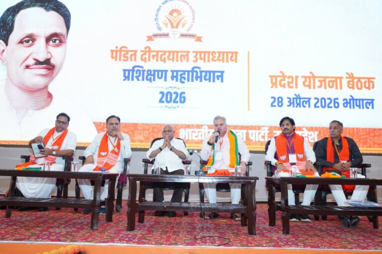 MP/भाजपा के राष्ट्रीय सह संगठन महामंत्री,प्रदेश अध्यक्ष व विधायक खण्डेलवाल एवं क्षेत्रीय संगठन महामंत्री जामवाल ने प्रदेश कार्यालय में जिला प्रशिक्षण वर्ग की योजना बैठक को किया संबोधित ; प्रशिक्षण कार्यकर्ता को गढ़कर संगठन को मजबूत बनाने का सशक्त माध्यम है -शिवप्रकाश