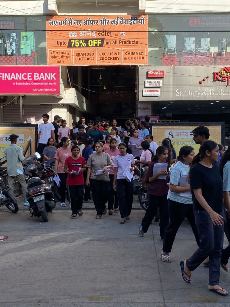 रतलाम /‘NEET से पहले NEET’ परीक्षा के अभ्यास कॅरियर इंस्टिट्यूट का सफल आयोजन — 550 से अधिक विद्यार्थियों ने लिया भाग-अपनी तैयारी को वास्तविक परीक्षा जैसे माहौल में परखा।