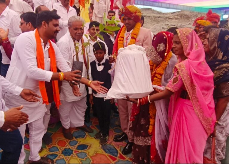 रतलाम: कुंडाल गांव में मुख्यमंत्री कन्यादान विवाह का भव्य आयोजन,167 जोड़े परिणय सूत्र में बंधें ; विधायक मथुरलाल डामर ने वधुओं को विशेष उपहार देकर पौधा किया भेंट