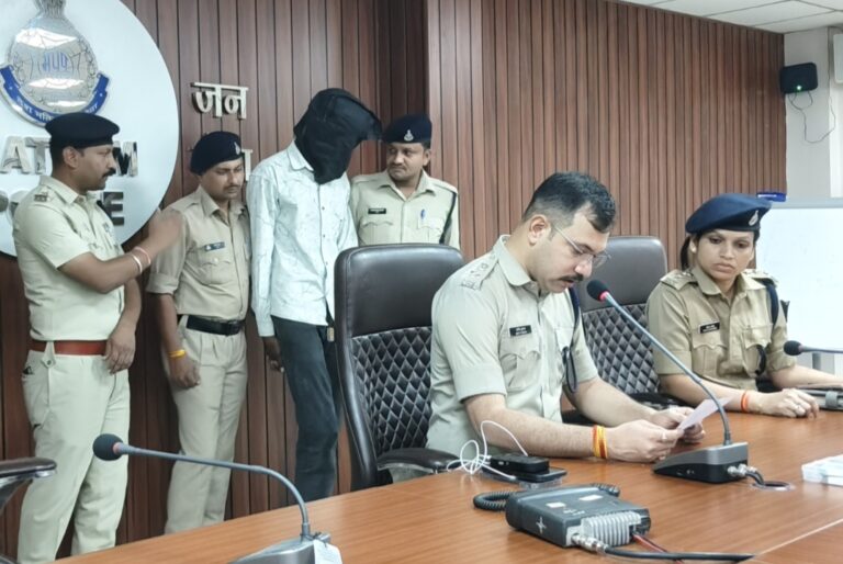 सैलाना पुलिस का खुलासा ; शादी वाले घर में हाथ साफ करने वाला चोर गिरफ्तार, रिश्तेदार ही निकला चोर पांच लाख के जेवरात और नकदी बरामद