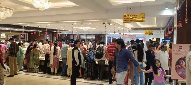 रतलाम/अक्षय तृतीया पर आभूषणों की खरीदी को लेकर डीपी ज्वेलर्स पर खासा उत्साह ; ग्राहकों ने डी.पी.ज्वेलर्स से समृद्धि का किया हर्ष पूर्ण स्वागत