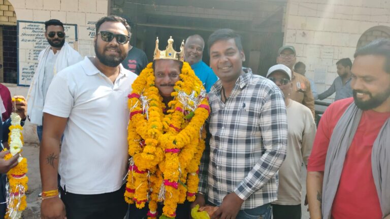 रतलाम नगर निगम के स्वास्थ्य अधिकारी राजेंद्र सिंह पवार का जन्मदिन धूमधाम मनाया ; वार्ड दरोगा व जॉन इंस्पेक्टर द्वारा किया भव्य स्वागत