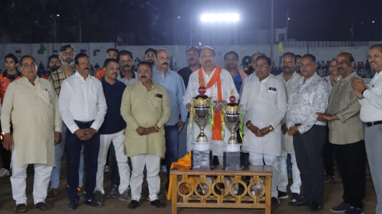 रतलाम चैंपियन लीग (RCL) सीजन 4 : खत्म इलेवन पहुंची फाइनल में अब 42 मैचों में 8586 रन, 612 चौके ओर 730 छक्कों के साथ 23 बल्लेबाज ने लगाए अर्ध शतक,88 इनिंग में 526 विकेट,पहला सेमीफाइन मैच में कैबिनेट मंत्री कश्यप और राम राम संस्था के संस्थापक शैलेंद्र सिंह पंवार अतिथि – विजेता उपविजेता ट्रॉफी का हुआ अनावरण