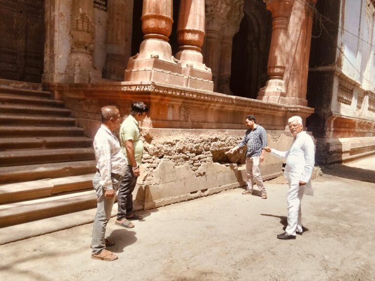रतलाम का ऐतिहासिक राजमहल जर्जरावस्था में ; प्रतिनिधिमंडल ने कलेक्टर को दिखाए फोटो, त्वरित संरक्षण और मरम्मत की उठी मांग,कलेक्टर ने दिया आश्वासन
