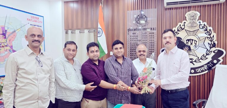 रतलाम/एंटरप्रेन्योर कॉफी क्लब द्वारा एसपी अमित सिंह का किया स्वागत, प्रतिनिधिमंडल ने की चर्चा,औद्योगिक क्षेत्र में सुरक्षा संबंधी समस्याओं एवं चोरी की घटनाओं को लेकर मांग