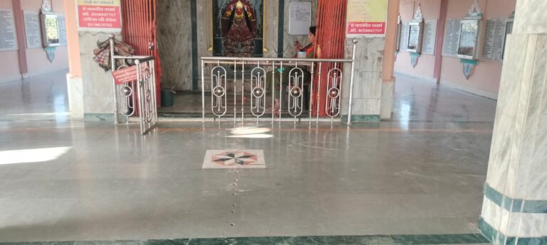 सैलाना : कालिका माता मंदिर में चोरी का प्रयास, ताले तोड़कर मंदिर में घुसे बदमाश-दानपात्र निकाला, खून के निशान छोड़ फरार, मंदिर समिति ने की गिरफ्तारी की मांग