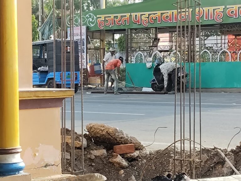 रतलाम/हिंदू संगठनों ने ADM, SDM और CSP को सौपा ज्ञापन ; महू-नीमच हाईवे पर दरगाह के नाम पर ‘अतिक्रमण’ को लेकर कड़ा विरोध-उर्स और कव्वाली के आयोजन पर रोक की मांग