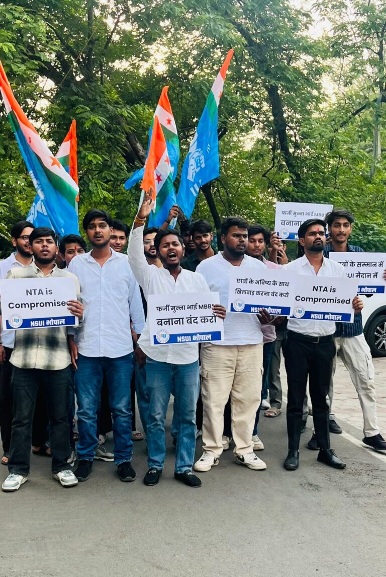 भोपाल/भारतीय राष्ट्रीय छात्र संगठन NSUI का उग्र प्रदर्शन ; नीट पेपर लीक के विरोध में, छात्रों के भविष्य से खिलवाड़ बर्दाश्त नहीं :एनएसयूआई