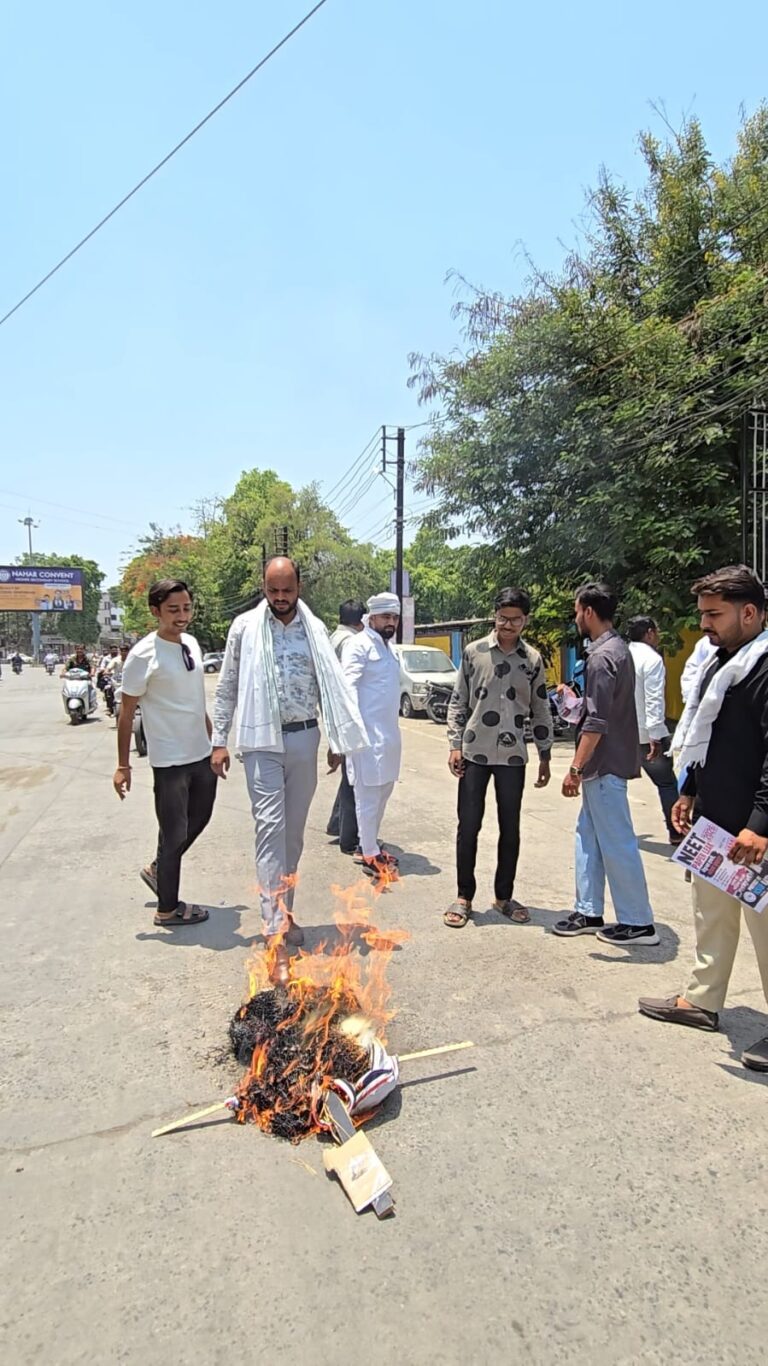 Ratlam/NEET पेपर घोटाले के खिलाफ NSUI का प्रदर्शन; छात्रों का फूटा गुस्सा – आर्ट्स एंड साइंस कॉलेज पर जमकर नारेबाजी- फूंका शिक्षा मंत्री का पुतला