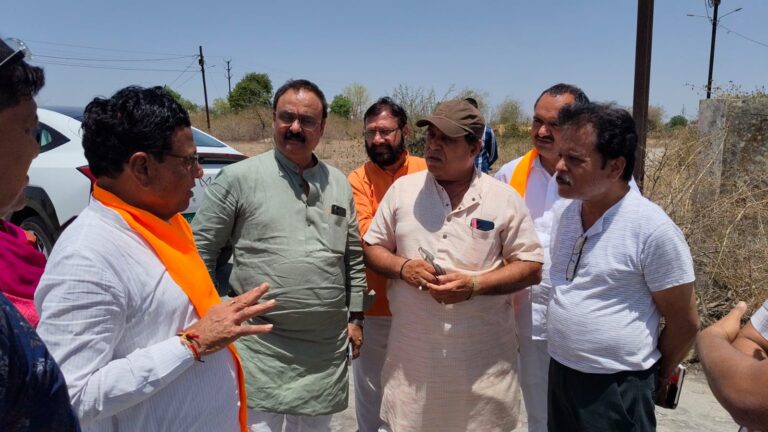 रतलाम विकास प्राधिकरण अध्यक्ष मनोहर पोरवाल ने संचालक मंडल पदाधिकारी गण के साथ योजनाओं का किया सघन दौरा ;यातायात नगर योजना के लंबित विकास कार्य युद्ध स्तर पर पूर्ण करें- श्री पोरवाल