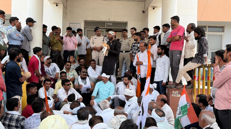 रतलाम में किसानों का अनोखा प्रदर्शन ; प्रशासन को ‘भीगी बिल्ली’ बता बिल्ली को ही सौंप ज्ञापन,लुढ़कते हुए कलेक्टर कार्यालय पहुंचे तक किसान नेता राजेश पुरोहित,केंद्रीय कृषि मंत्री शिव राज सिंह चौहान का पुतला फूंका
