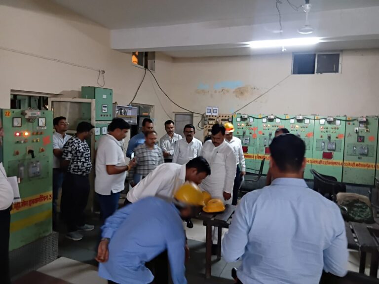 इंदौर/बिजली उपभोक्ताओं से की सीधे बात ऊर्जामंत्री प्रद्युम्न सिंह तोमर ने ; विद्युत आपूर्ति में लापरवाही पाए जाने पर दो इंजीनियरों को नोटिस