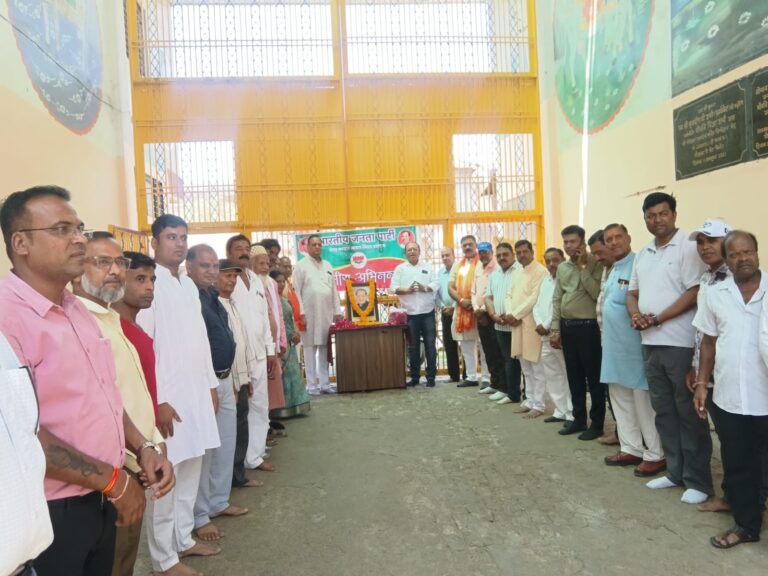 जावरा/ भाजपा कार्यकर्ताओं ने डॉ. लक्ष्मीनारायण पांडेय की पुण्यतिथि पर गौसेवा कर दी श्रद्धांजलि, प्रतिमा पर किया माल्यार्पण ;राजनीति के संत थे डॉ. लक्ष्मीनारायण पांडेय, अंत तक नहीं छोड़ा रिश्तों और जमीन से नाता