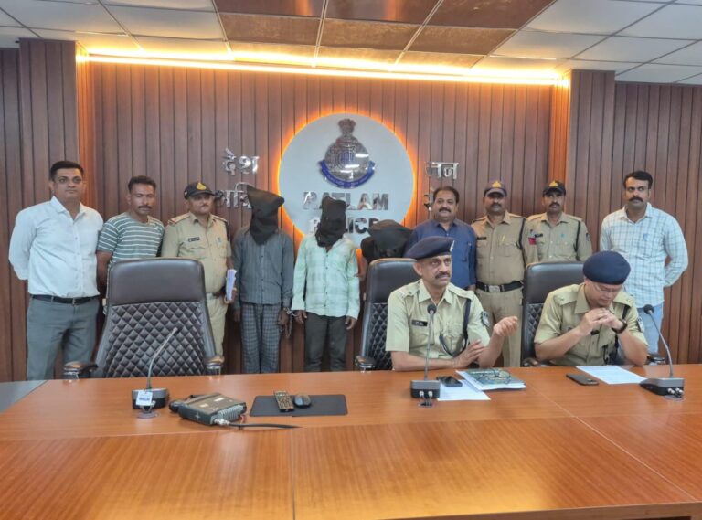 रतलाम पुलिस की बड़ी सफलता ; 90 क्विंटल गेहूं चोरी का खुलासा-अंतरजिला गिरोह के 3 आरोपी गिरफ्तार,आयशर ट्रक, ट्रैक्टर-ट्रॉली और मोटर साइकल व नगदी बरामद