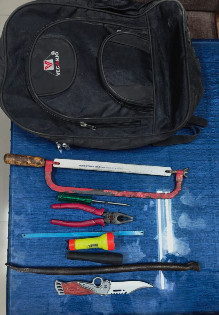 रतलाम/माणकचौक पुलिस की सतर्कता से बड़ी कार्रवाई ;चोरी और नकबजनी की वारदात की तैयारी कर रहे दो आरोपी गिरफ्तार ,धारदार चाकू और चोरी में इस्तेमाल होने वाले औजार बरामद