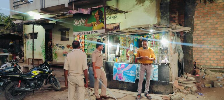 रतलाम ; सार्वजनिक स्थानों पर मदिरापान करने तथा अवैध मदिरा बेचने वालो के विरुद्ध कार्रवाई -स्टेशन रोड, सैलाना ओवर ब्रिज, लक्कड़पीठा तथा त्रिपोलिया गेट दुकानों के आसपास क्षेत्रों में निरीक्षण,चार प्रकरण पंजीबद्ध