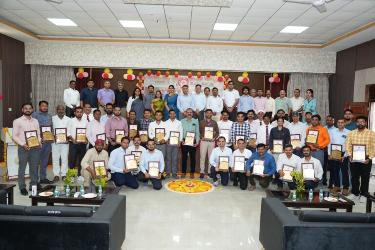 रतलाम ; 42 रेल कर्मचारियों को ‘रेल सेवा पुरस्कार-2025’ से सम्मानित,मेमेंटो के साथ मिला जामुन का पौधा-मंडल रेल प्रबंधक ने सौपे सम्मान स्वरूप प्रशस्ति पत्र