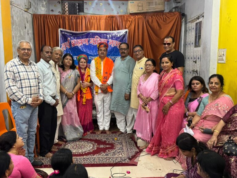 रतलाम/सर्व ब्राह्मण महासभा की महिला मण्डल ने आर डी ए सदस्य धीरज,राखी,प्रवीण,संतोष का किया सम्मान;पक्षियों के के लिए बांटे मिट्टी के सकोरे,दीप दान हेतु सामग्री भेंट की
