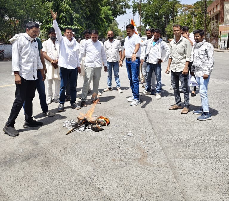रतलाम/आदिवासी कांग्रेस ने केंद्रीय गृह मंत्री अमित शाह पुतला फूंका और किया विरोध प्रदर्शन – हम वनवासी नहीं,आदिवासी है व अमित शाह मुर्दाबाद लगाए नारे