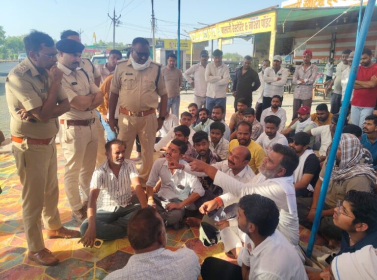 नामली में फोरलेन हादसे के बाद बवाल ; हाइवे पर दिया धरना,अंतिम संस्कार की दी चेतावनी- एक करोड़ मुआवजे ओर कार्रवाई की मांग