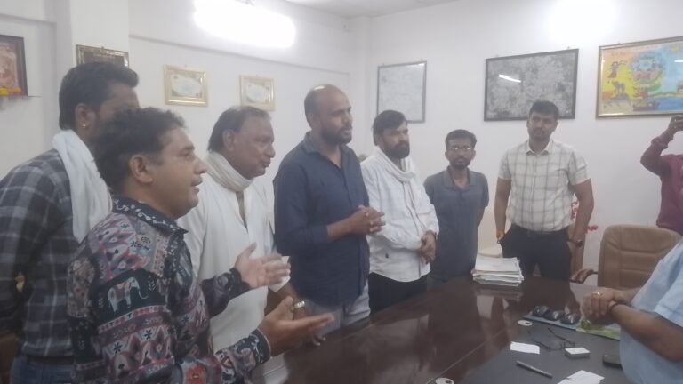 रतलाम/​परशुराम युवा संघ के प्रतिनिधिमंडल ने निगम आयुक्त भाना से की मुलाकात; गढ़ कैलाश के स्थान पर दिलबहार चौराहे पर ‘फरसा’ (प्रतीक) स्थापित करने की रखी मांग,निगम आयुक्त का गैर-जिम्मेदाराना जवाब बोले महापौर से ही करें बात