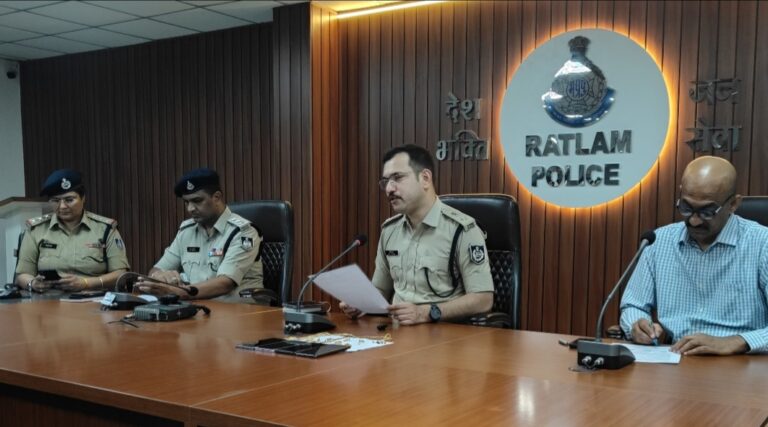 रतलाम/औद्योगिक क्षेत्र पुलिस की बड़ी कार्रवाई ; गृह प्रवेश के दिन डॉक्टर के घर 12 लाख की चोरी का खुलासा,आरोपी गिरफ्तार, सोने के जेवर एवं मोबाइल बरामद।