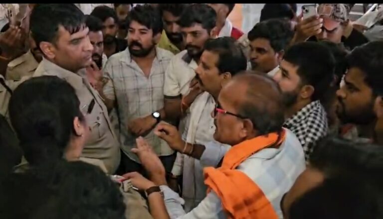 रतलाम के अजंता पैलेस होटल में मसीही आध्यात्मिक सम्मेलन हंगामा ;धर्मांतरण के आरोप पर विहिप -बजरंग दल का प्रदर्शन,बाहर बैठकर पढ़ी हनुमान चालीसा, पुलिस से हुई नोंक-झोंक,जांच में जुटी पुलिस