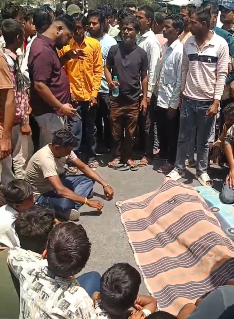 आलोट से युवक की अपहरण के बाद नृशंस हत्या : सड़क पर शव रखकर परिजनों का प्रदर्शन,आरोपियों के घर पर चला प्रशासन का बुलडोजर, तीन आरोपी गिरफ्तार