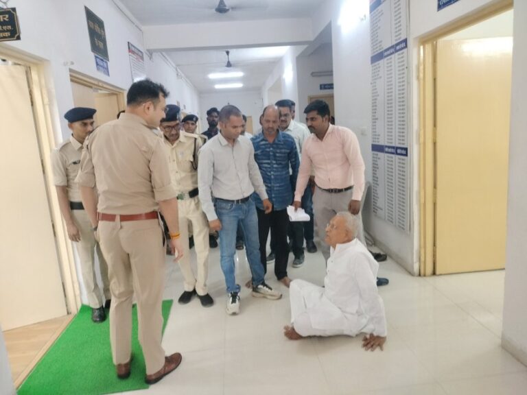 मामला मीसा बंदी के प्लॉट पर अवैध कब्जे का ; एसपी ऑफिस के बाहर धरने पर बैठे पूर्व गृह मंत्री हिम्मत कोठारी -नहीं मिला न्याय तो करूँगा आमरण अनशन’ ,दी पार्टी छोड़ने की चेतावनी,थाना प्रभारी यादव को शो-कॉज नोटिस