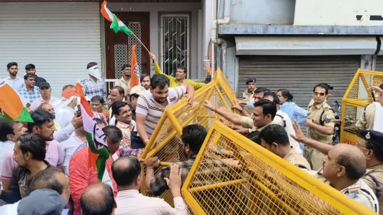 रतलाम में NSUI का उग्र प्रदर्शन,चुनाव आयोग का पुतला फूंका ; राज्यसभा चुनाव निरस्त होने पर आक्रोश – भाजपा कार्यालय में घुसने की कोशिश, पुलिस से झड़प