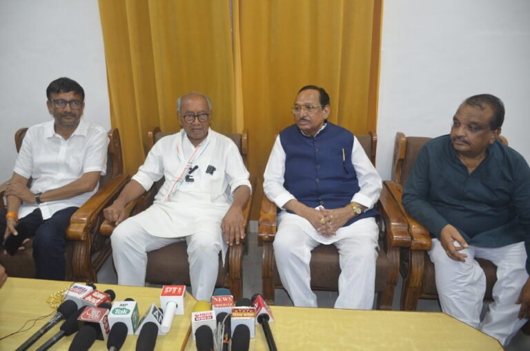 रतलाम पहुंचे पूर्व सीएम दिग्विजय सिंह-सर्किट हाउस पर कार्यकर्ताओं और पदाधिकारियों से की मुलाकात ; बीजेपी और राम मंदिर ट्रस्ट पर साधा निशाना,ईवीएम हैकिंग और भ्रष्टाचार को लेकर उठाए गंभीर सवाल