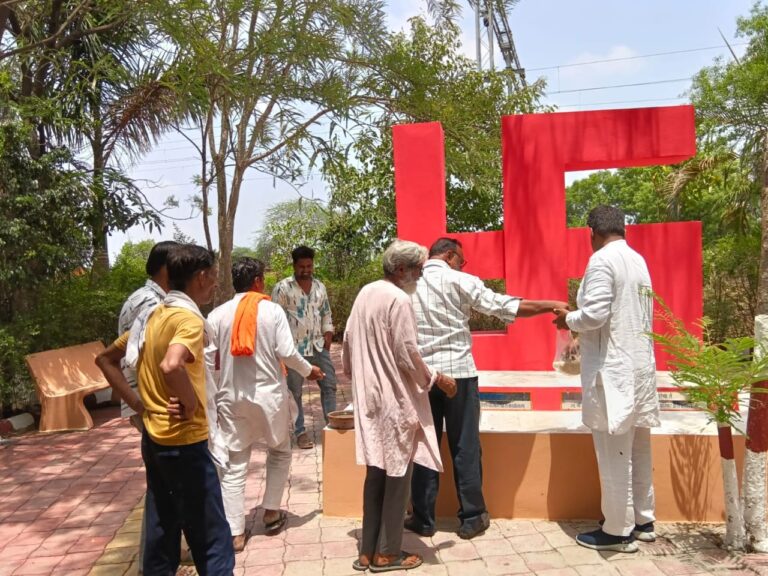 नामली /नगर परिषद की बेरुखी पर भारी पड़ीजन भावना ;नि -स्वार्थ सेवा समिति’ ने जनसहयोग से किया जर्जर स्वास्तिक स्तंभ का कायाकल्प : सात दिन के अल्टीमेटम के बाद समिति ने खुद उठाया बीड़ा; अब पक्षियों के लिए सकोरों में भरा जाएगा दाना-पानी