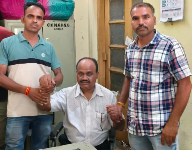 जावरा में लोकायुक्त की बड़ी कार्रवाई:सेवानिवृत्त शिक्षक से 10 हजार रुपये की रिश्वत लेते बाबू रंगे हाथों गिरफ्तार,सेवानिवृत्ति प्रमाण पत्र और पीपीओ जारी करने के एवज में मांग रहा था रिश्वत