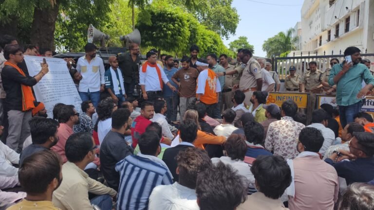 मामला गोवंश के अवशेष का ; सर्व हिंदू समाज का बड़ा प्रदर्शन,नगर निगम पर घेराव : अवैध डेरों (झोपड़ियों) को हटाने की मांग, स्वास्थ्य अधिकारी पंवार को हटाने की मांग,दो घंटे बाद आए आयुक्त,आश्वासन के बाद समाप्त हुआ धरना