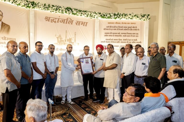 रतलाम/उद्योगपति सुरेंद्र पोरवाल को केबिनेट मंत्री काश्यप, महापौर पटेल एवं शहर की अनेको जानी-मानी हस्तियों ने दी भावभीनी श्रद्धांजलि, उमड़ा जनसैलाब