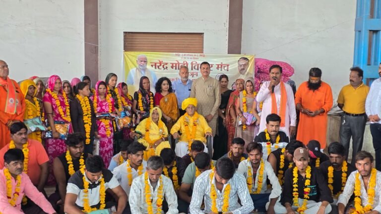 रतलाम/नरेंद्र मोदी विचार मंच का 23वां स्थापना दिवस संपन्न ; श्रमवीरों का किया गया सम्मान,रेनकोट वितरित