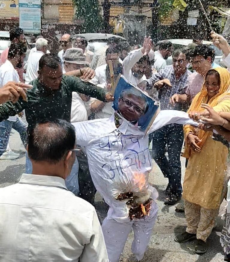 रतलाम/शहर युवक कांग्रेस का कोर्ट चौराहे पर उग्र प्रदर्शन,चुनाव आयुक्त का फूंका पुतला ; मीनाक्षी नटराजन का नामांकन रद्द होने पर आक्रोश,​फायर ब्रिगेड ने पानी डाल बुझाई आग