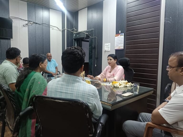 रतलाम/डॉ किरण वाडिवा ने सीएमएचओ का पदभार ग्रहण किया ; कलिका माता मंदिर में दर्शन के बाद संभाली कमान,स्वास्थ्य विभाग ने किया जोरदार स्वागत