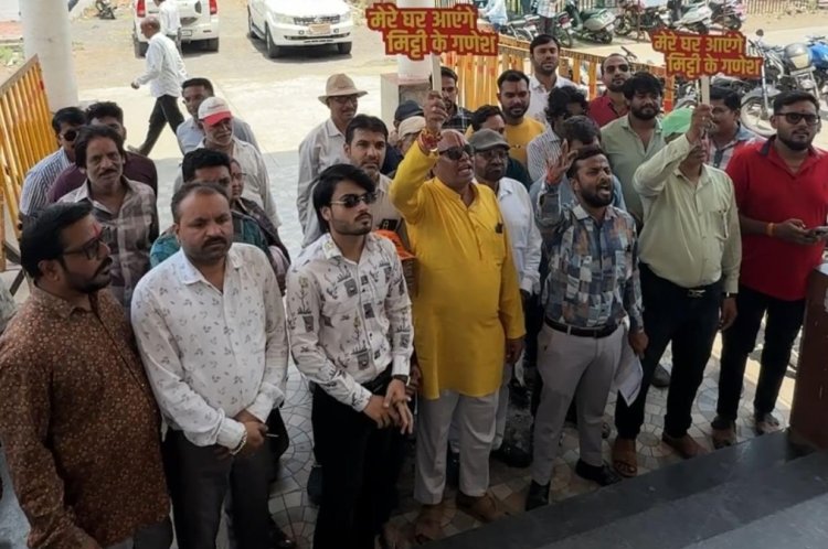 रतलाम/सेवावीर परिवार ने जिला कलेक्टर के नाम तहसीलदार को सौंपा ज्ञापन ; पर्यावरण एवं धर्महित में POP प्रतिमाओं पर प्रतिबंध लगाने की मांग