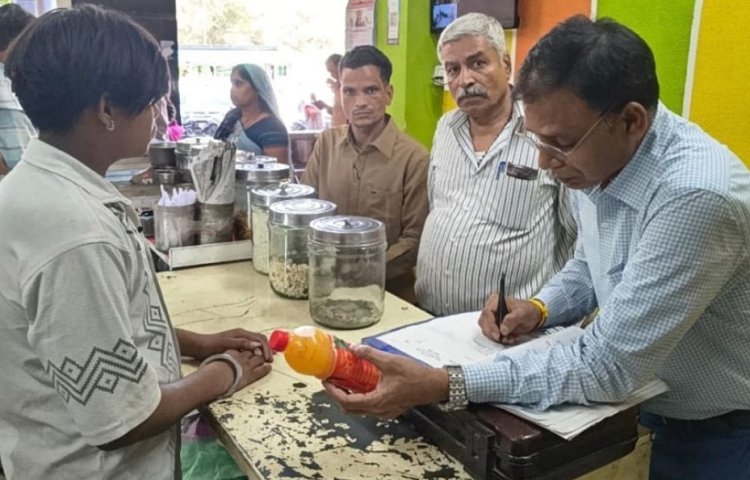 नापतौल विभाग की कार्रवाई/दल अधिकारी को ग्राहक बनाकर दुकान पर भेजा ; मूल्य से अधिक मूल्य पर कोल्ड ड्रिंक पैकेज विक्रय करने पर दर्ज किये अपराध प्रकरण
