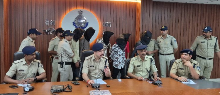 रतलाम/औद्योगिक क्षेत्र पुलिस की बड़ी कार्रवाई — दो पिस्टल, 6 जिंदा कारतूस एवं दो वाहन सहित 06 आरोपी गिरफ्तार,एक फरार -रात्रिकालीन वाहन चेकिंग के दौरान मिली सफलता, आर्म्स एक्ट एवं मोटर व्हीकल एक्ट के तहत प्रकरण दर्ज
