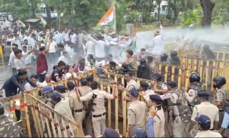 रतलाम में महंगाई, किसानों की समस्याओं के विरोध में कांग्रेस का उग्र प्रदर्शन ; कलेक्ट्रेट घेराव से पहले पुलिस ने रोका,वाटर कैनन चलाया,बैलगाड़ी – ट्रैक्टर लेकर पहुंचे थे कार्यकर्ता,ज्ञापन दिए बिना ही लौटे नेता