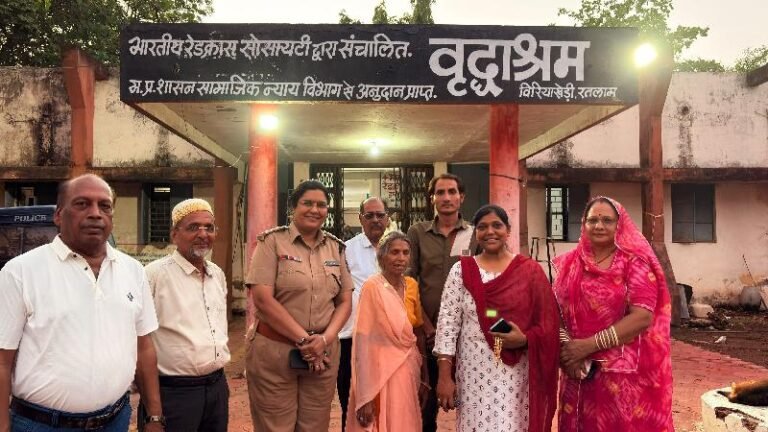 रतलाम/संवेदनशील पुलिसिंग और सामाजिक संगठनों के संयुक्त प्रयास ; एक माह की काउंसलिंग के बाद 60 वर्षीय लसु बाई अपने घर पहुंचीं ; फिर एक आशियाना हुआ रोशन