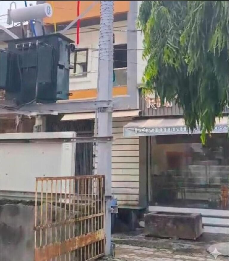 रतलाम/स्कूल के मुख्य द्वार से सटाकर 11 केवी लाइन और डीपी लगाने की तैयारी ; नया सत्र शुरू होने से पहले प्रशासन के सामने बड़ी चुनौती, क्या बड़े हादसे के बाद जागेगा प्रशासन?-स्कूल के बाहर डीपी लगाने पर उठे सवाल