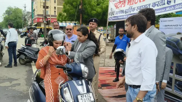 रतलाम में सड़क सुरक्षा की अनोखी मिसाल: पटेल मोटर्स और यातायात पुलिस ने बांटे 150 से अधिक नि:शुल्क हेलमेट
